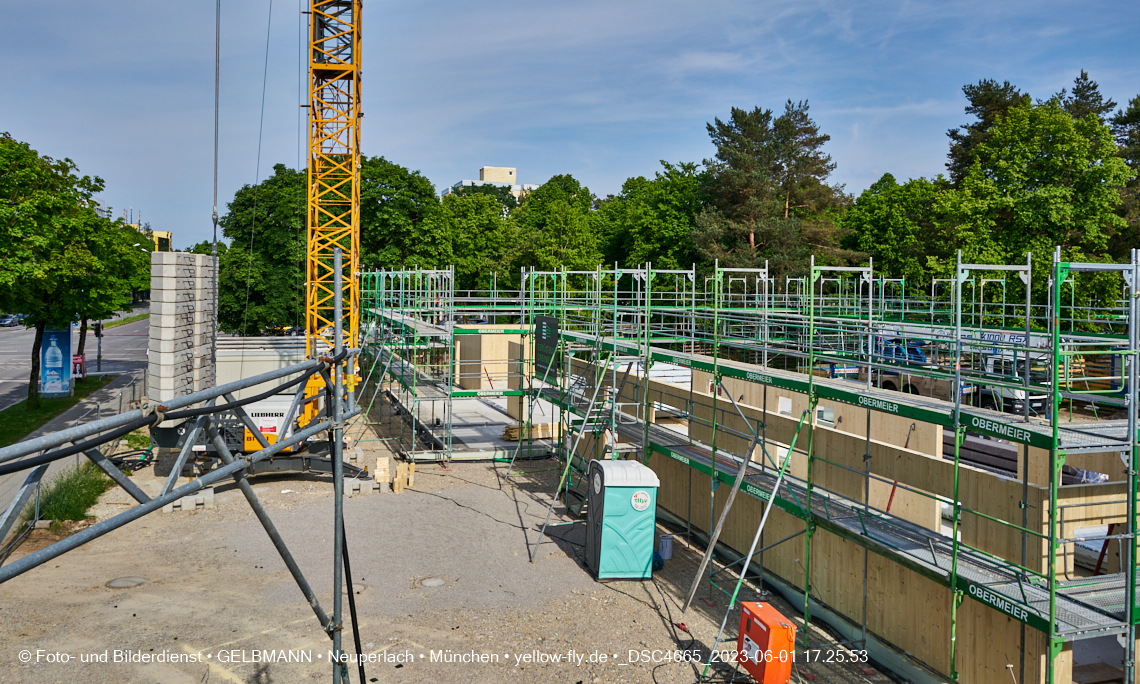 01.06.2023 - Neue Holzwände für das Haus für Kinder in Neuperlach in München
